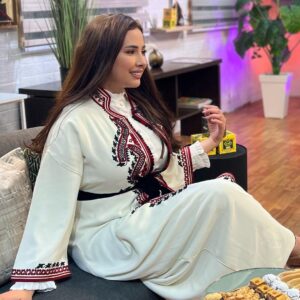 Ibtissam Laaroussi Instagram - كيف جاتني لبيسة ديال العيد 🎁
@najia_benjelloun_hautecouture