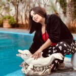 Ibtissam Laaroussi Instagram - كن لطيفا مع نفسك ... جد مصدر الأفكار السلبية ... تحدث إلى من يهتم لأمرك ... تخلص ممن يشعرونك بالسوء تجاه نفسك ... ابحث عن منفذ آخر للتعبير عن ألمك ... استرح عندما تشعر أنك بحاجة لذلك ... استمع إلى الموسيقى التي تجعل مزاجك جيدا ... خاطب نفسك بإيجابية