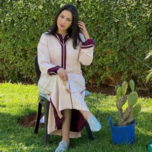 Ibtissam Laaroussi Instagram - لمهم  جمعة مباركة حيث انا كنفيق معطلة 🫣🫣🫣
Très belle djellaba de chez @maisonnelya  ثوب كرييب زمردة