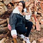 Ibtissam Laaroussi Instagram - كنموت على الشتا على الخشب وشوميني و ريحة التراب صوت الماء وشي فلم زوين يالاه كملو معايا
