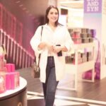 Ibtissam Laaroussi Instagram - Happy Friday: Aksal lance des promos exceptionnelles sur toutes les marques 🎁-70% @aksalluxury @lemoroccomall 📸by @tbitbijamal #happybirthday #blackfriday #moroccomall #zaraoutfit #bershka #massimodutti #pullandbear #oysho #lefties #maccosmetics #armani #shade #yanandone #ralphlauren #
