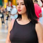 Ibtissam Laaroussi Instagram - ❤️🥰🥰🥰 صورة الاولى ولا الثانية Dubai Mall Waterfront Promenade