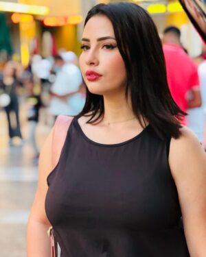 Ibtissam Laaroussi Instagram - ❤️🥰🥰🥰 صورة الاولى ولا الثانية
