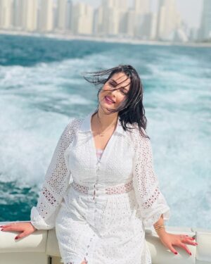 Ibtissam Laaroussi Instagram - La mer est un espace de liberté 💙🦋⛴🧜‍♀️
Photo 1 ou bien 2 
Robe by @boutique24marrakech