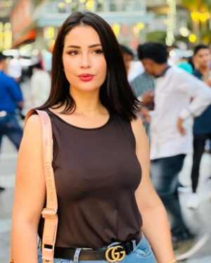 Ibtissam Laaroussi Instagram - ❤️🥰🥰🥰 صورة الاولى ولا الثانية
