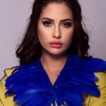 Ibtissam Laaroussi Instagram - واش متافقين شكون بحالي اشتقت الى ايام كانت بدون انترنيت ايام كانت جميلة بعيدة عن حياة المظاهر والتنافس حول الرقص واللباس و تحديات التيكتوك وخلق البوز لجلب المشاهدات اصبح كل شيء بدون طعم نعم وانا واحدة من المتأثرين اصبحنا نقبل الميوعة واصبح الممنوع سهل وبسيط اصبحنا نتقبل المعلومة بكل ترحاب وانا كذلك وجدت نفسي بدون شعور اساير هذا العالم على الرغم من عدم اقتناعي به اتذكر ايام الحشمة من ابائنا اياما كنا نأخذ الصور للذكرى لا للتباهي اصبح كل شيء عادي البحث عن اسم اي شخص ومراسلته التواصل السهل المغزى منه عجبني المحتوى ديالك ولكن المغزى شيء اخر معظم اوقات هذا الجيل عبارة عن مونتاج للصور والفيديوهات اكتئاب عدة اشخاص بسب العالم المزيف استعراض قوام بنات في سن المراهقة عوض الدراسة وتعلم اللغات اووووف ليس هناك حل وليس لنا حل الا متابعة هذا الهراء والا سنصبح من المنسيين والا سنسمى بلديين و اميين مبروك علينا نجح هذا العالم في هدم اخلاقنا تحية لكل ام واب لازالو يقومون بالواجب اتكلم عن جيلنا كيف سيتعلم ابنائنا اين الصلاة اين الاحترام اين هادي حشومة وهادي ماكادارش واين اجتماع العائلة ومودة الاخوة لان لهم ذكرايات مع بعضهم البعض الزوجة مهما تزينت لزوجها مهما طبخت فالرجل امامه سبعين الف فيديو وصور لنساء عبر منصات التواصل رقص وطبخ وماكياج والمرأة كذلك نفس الشيء اين هي القناعة اصبح الرجل دمية وراء زوجته يغيرون اللباس في فيديو باقتناء جلابيب ويستعرضون العائلة بمجرد انهم توصلو بهدية من محل والراجل فين النفس 😒 والراجل واش كدير مونتاج لجلابة تلبسها من عيد لعيد اصبحنا نعيش ا للغير لا لأنفسنا ومعظم الناس يظهرون العالم المثالي ههههههه لا ليس هذا صحيح الكل يعيش في اكتئاب وغير راضي بنعم الله بل ينتنافس على اظهار الحياة المثالية كوكو صباح الخير لا تغركم المظاهر هاتف ومنصة العالم الافتراضي تتحكم بنا hello barbie 😔🥴😉