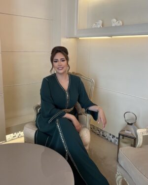 Ibtissam Laaroussi Instagram - مهم مبروك العيد قبل ما نبداو الاعمال الشاقة غدا 💚 كيف جاني القفطان؟؟؟؟