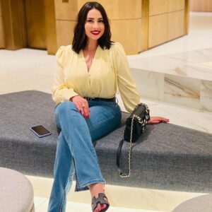 Ibtissam Laaroussi Instagram - Bonjour de tanger كم من اصدقاء نتمنى  لو نضيفهم الى دفتر العائلات كتبو الاصدقاء ديالكم 🌹