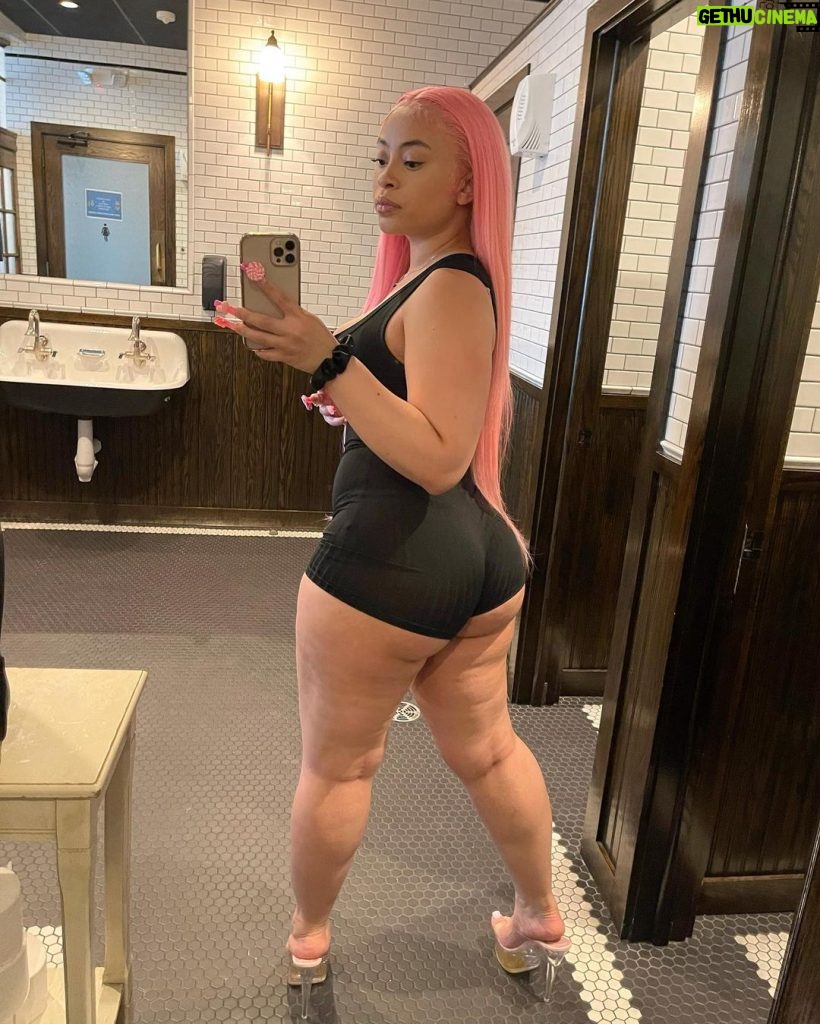 Ice Spice Instagram - PINK WIG THICC A$$ 🏆