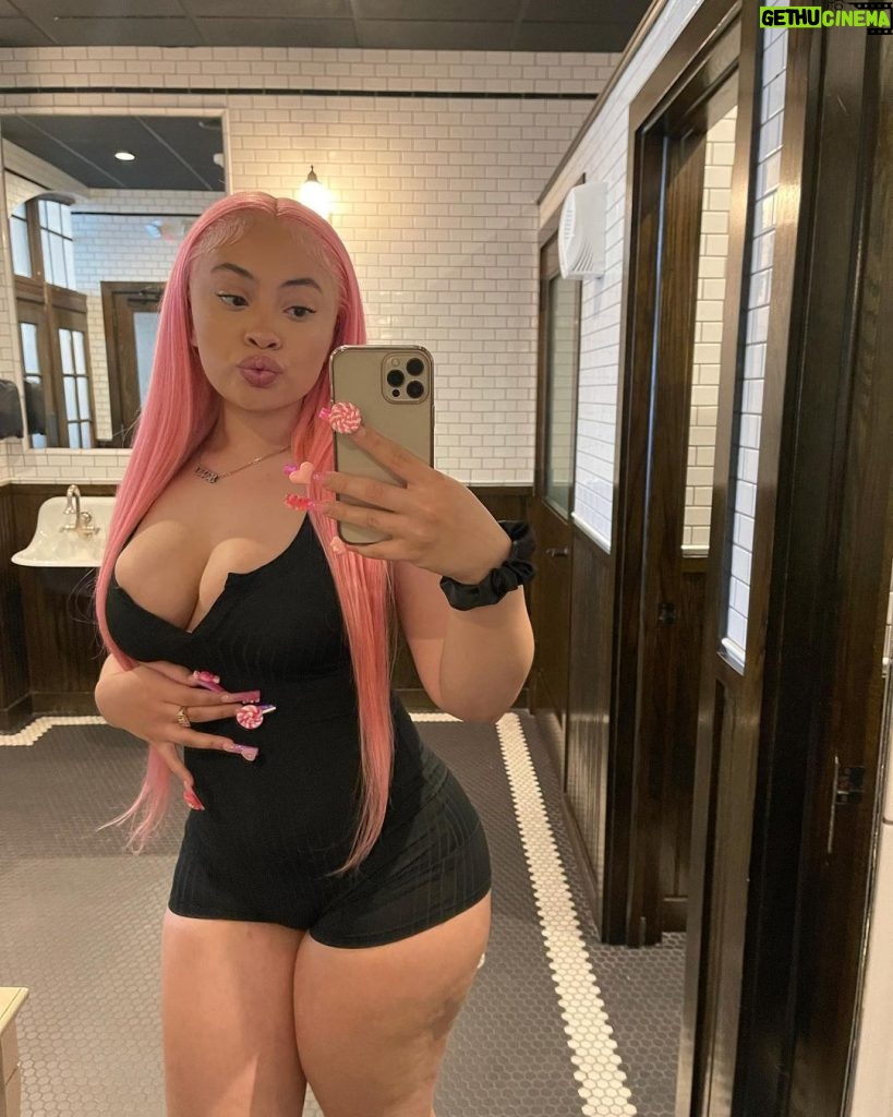 Ice Spice Instagram - PINK WIG THICC A$$ 🏆