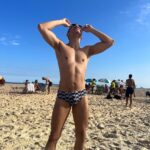 Igor Guimarães Instagram – Sequência: Fazendo pose e perdendo um globo ocular após entrada de 80 kg de areia em meus olhos. Brasília DF