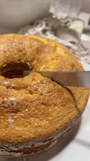 Igor Guimarães Instagram - BOLINHO DA TARDE! Misquece! Xícara e linha “Misquece” no @corbetoys 
Receita:

1 xícara de arroz cru (xícara de 200 ml)
1 xícara de óleo (xícara de 200 ml)
1 xícara de açúcar (xícara de 200 ml)
3 ovos médios
1 colher de sopa de fermento químico
½ xícara de coco ralado

 #semgluten #semlactose #receita #igorguimaraes #humor