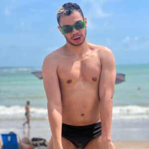 Igor Guimarães Instagram - Fiz esse ensaio sensual na beira do oceano em prol do Macaquinho Bariloche que tá internado no hospital Sírio Libanês e precisa de cimento pra fazer sua casa/ museu. Ajudem e apoie com o PINX