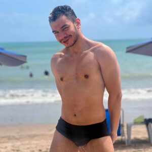 Igor Guimarães Instagram - Fiz esse ensaio sensual na beira do oceano em prol do Macaquinho Bariloche que tá internado no hospital Sírio Libanês e precisa de cimento pra fazer sua casa/ museu. Ajudem e apoie com o PINX
