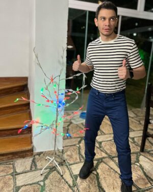 Igor Guimarães Instagram - URGENTE 🚨 Iguinho Guimarões ousa e faz ensaio fotográfico fazendo joia com Árvore Nataliners Prafrentex Desconstruída 2.0; confira as imagens
