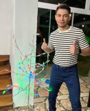 Igor Guimarães Instagram - URGENTE 🚨 Iguinho Guimarões ousa e faz ensaio fotográfico fazendo joia com Árvore Nataliners Prafrentex Desconstruída 2.0; confira as imagens