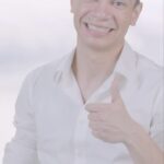 Igor Guimarães Instagram - Sorria! Seja otimismo e alegria! Na voz de Hélio Vaccari Benigno in Paradise, exclusivo no @primevideobr