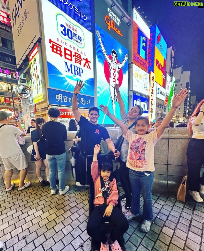 Iko Uwais Instagram - oyasumi Osaka 😍🇯🇵 #theuwais👨‍👩‍👧‍👧 #theuwaisvacation #theuwaisjapantrip #dotonbori #japan Dotonbori Osaka