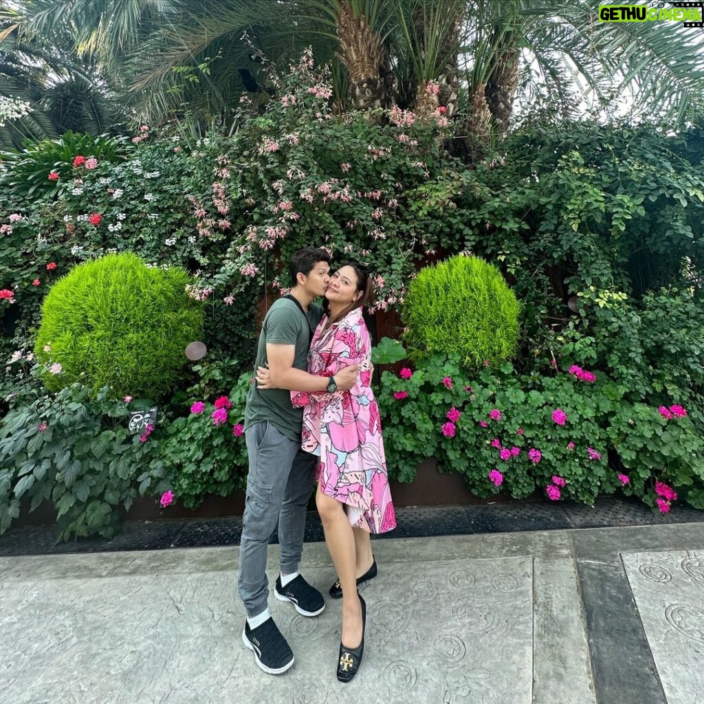 Iko Uwais Instagram - kiss💋 #theuwais👨‍👩‍👧‍👧 Garden By the Bay Singapore