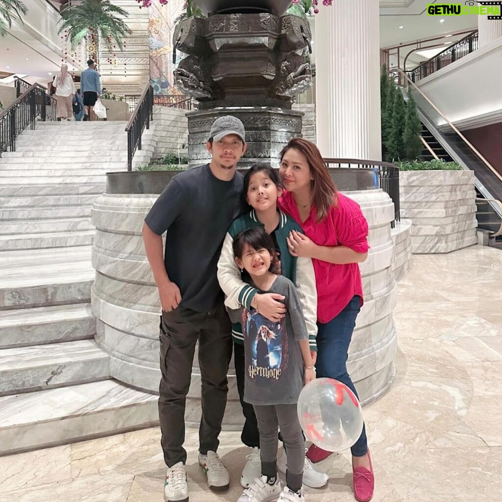 Iko Uwais Instagram - ❤️ #theuwais👨‍👩‍👧‍👧 ❤️