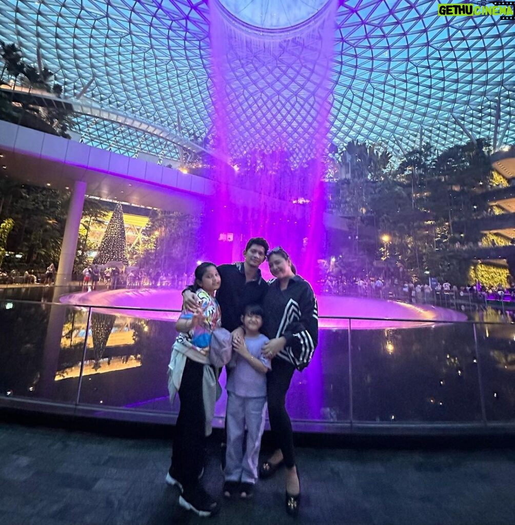 Iko Uwais Instagram - the UWAIS 👨‍👩‍👧‍👧singapore 2023 🌸 #theuwais👨‍👩‍👧‍👧 #theuwaisvacation #singapore #ikouwais #audyitem #audyuwais Singapore