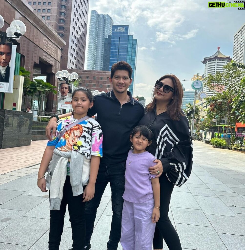 Iko Uwais Instagram - the UWAIS 👨‍👩‍👧‍👧singapore 2023 🌸 #theuwais👨‍👩‍👧‍👧 #theuwaisvacation #singapore #ikouwais #audyitem #audyuwais Singapore