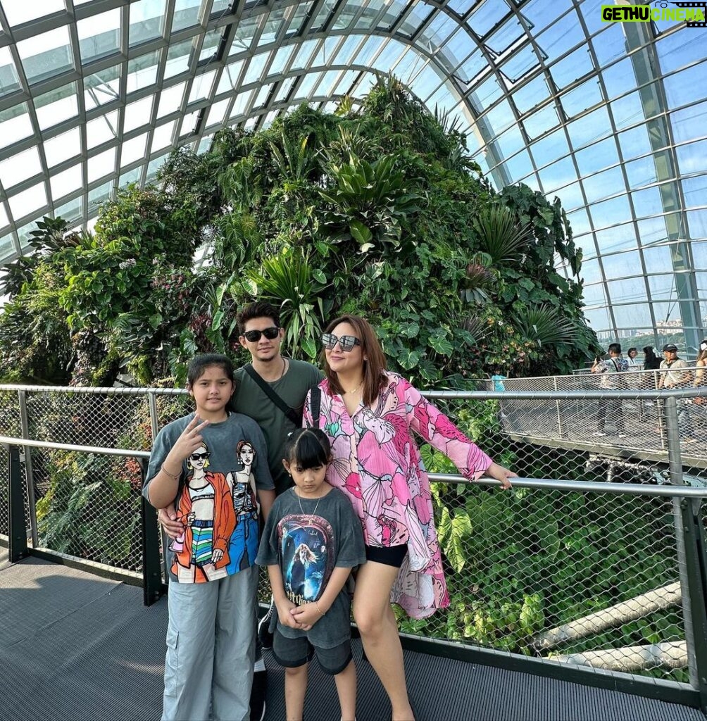 Iko Uwais Instagram - the UWAIS 👨‍👩‍👧‍👧singapore 2023 🌸 #theuwais👨‍👩‍👧‍👧 #theuwaisvacation #singapore #ikouwais #audyitem #audyuwais Singapore