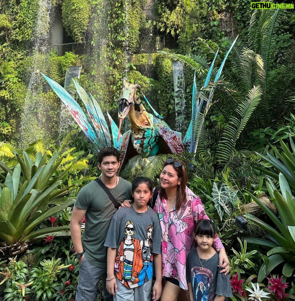 Iko Uwais Instagram - the UWAIS 👨‍👩‍👧‍👧singapore 2023 🌸 #theuwais👨‍👩‍👧‍👧 #theuwaisvacation #singapore #ikouwais #audyitem #audyuwais Singapore