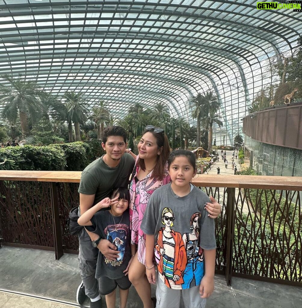 Iko Uwais Instagram - the UWAIS 👨‍👩‍👧‍👧singapore 2023 🌸 #theuwais👨‍👩‍👧‍👧 #theuwaisvacation #singapore #ikouwais #audyitem #audyuwais Singapore