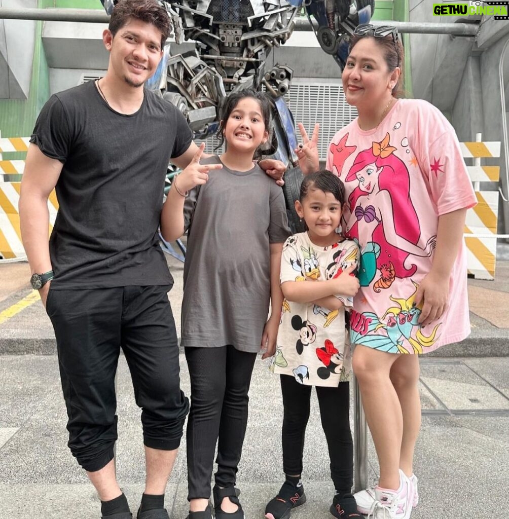 Iko Uwais Instagram - the UWAIS 👨‍👩‍👧‍👧singapore 2023 🌸 #theuwais👨‍👩‍👧‍👧 #theuwaisvacation #singapore #ikouwais #audyitem #audyuwais Singapore