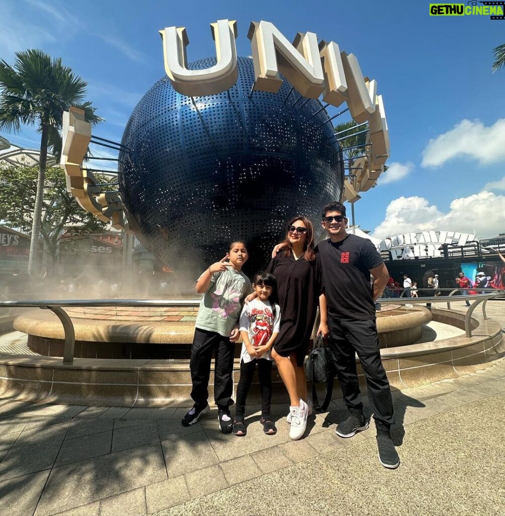 Iko Uwais Instagram - the UWAIS 👨‍👩‍👧‍👧singapore 2023 🌸 #theuwais👨‍👩‍👧‍👧 #theuwaisvacation #singapore #ikouwais #audyitem #audyuwais Singapore