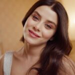 Ilayda Alişan Instagram - @oriflameturkiye ile #işbirliği - Artık bildiğiniz gibi günlük ve özel gün makyajlarımın altında hep Oriflame imzası var. ❤️ Ve tabii ki Sevgililer Günü için de Oriflame ürünleriyle istediğim görüntüyü yakaladım, sizinle de bir ilham olsun diye paylaşmak istedim! ✨ Evet ne dersiniz, nasıl olmuş? Sizin en beğendiğiniz ürün hangisi oldu? Yorumlarda bizimle paylaşın! 🌸🌟 ✨42127 Beige Neutral THE ONE Everlasting Sync Soft Matte Fondöten ✨36550 Forest Green The ONE High Impact Göz Kalemi ✨44813 Rosy Plum THE ONE Make-Up Pro Dörtlü Göz Farı ✨42780 The ONE Çift Etkili Maskara ✨41798 Terakota The ONE Colour Unlimited Bulaşmayan Mat Ruj