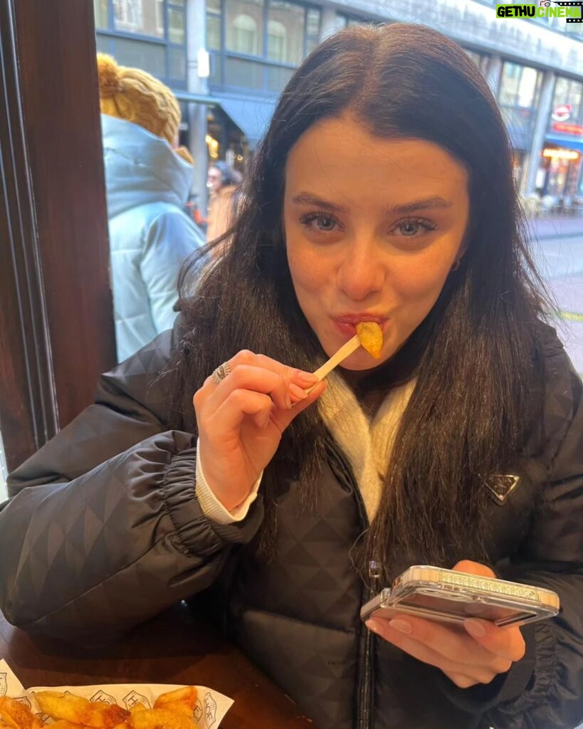 Ilayda Alişan Instagram - Amsterdam dump 🍪🍟☃❤‍🔥 Amsterdam, Netherlands