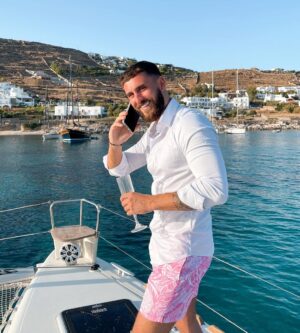Illan Castronovo Instagram - Tu ne seras jamais critiqué par quelqu’un qui en fait plus que toi. 
Tu sera uniquement critiqué par ceux qui n’arrivent pas à t’égaler . 
🍒🌸