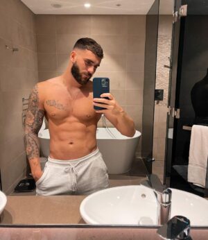 Illan Castronovo Instagram - J’espère que vous allez tous bien ! 
J’ai repris le sport, et comme vous avez pu voir @gleeden en a profité ! 
Comme vous avez pu le voir, @gleeden m’a invité à jouer à action ou vérité avec eux ! 
J’espère que ça vous a plu, n’hésitez pas à jouer avec eux également, vous allez vous éclater ! 
#gleeden #actionouverite