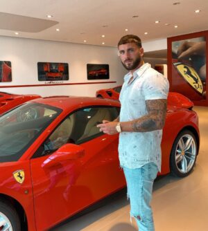 Illan Castronovo Instagram - 27 ans ça se fête non ?
Je suis trop content je suis allé chercher mon cadeau aujourd’hui, il me le livre directement à la maison mardi. 🎁❤️🥰 #ferrari #love