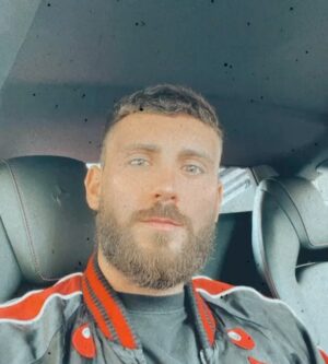 Illan Castronovo Instagram - Ta volé ma Ferrari 
Aujourd’hui tu me salis .. 🎶

Rendez-vous vendredi 
😉🎥➡️