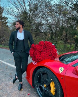 Illan Castronovo Instagram - Elle a laissée les fleurs mais elle est partie avec la Féfé 🤦🏻‍♂️🌹#show #perdudansleshow #love