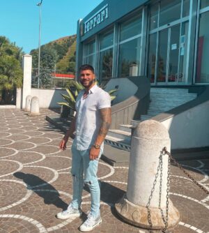 Illan Castronovo Instagram - 27 ans ça se fête non ?
Je suis trop content je suis allé chercher mon cadeau aujourd’hui, il me le livre directement à la maison mardi. 🎁❤️🥰 #ferrari #love