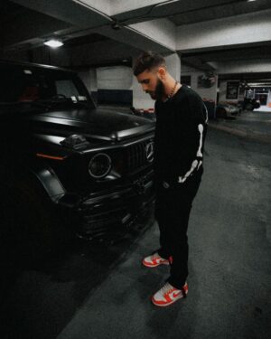 Illan Castronovo Instagram - Il n’y a pas de rencontres au hasard. Chaque personne qu’on croise est un cadeau, un test ou une punition. 🖤