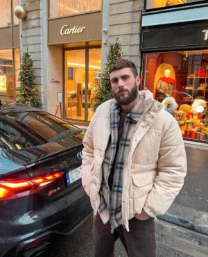 Illan Castronovo Instagram - Joyeux Noël à tout le monde ,je vous aime de tout mon cœur merci d’être là pour moi chaque jour j’essaye de l’être  aussi pour vous au maximum.
Merci à @alpharent74 pour le kiff une semaine en rs5 Ça fait plaisir 🤴🏻
