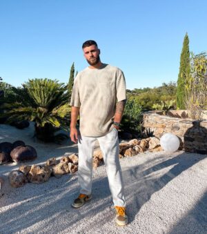 Illan Castronovo Instagram - Tu m’as laissé tomber quand tu pensais que j’étais finis ..
Quand on va se croiser tu vas voir flou 🤴🏻✌🏻