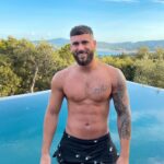 Illan Castronovo Instagram - Vous pensez qu’elle a regardé le clip combien de fois ? 😂 Saint-Tropez