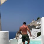 Illan Castronovo Instagram – Le paradis sur terre @charisma_suites @thanospap220 tags la personne que tu emmènerai ici :) #santorini🇬🇷 Charisma Suites