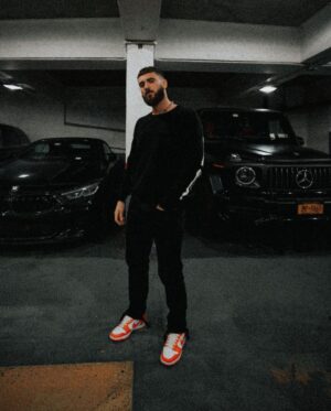 Illan Castronovo Instagram - Il n’y a pas de rencontres au hasard. Chaque personne qu’on croise est un cadeau, un test ou une punition. 🖤