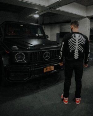 Illan Castronovo Instagram - Il n’y a pas de rencontres au hasard. Chaque personne qu’on croise est un cadeau, un test ou une punition. 🖤