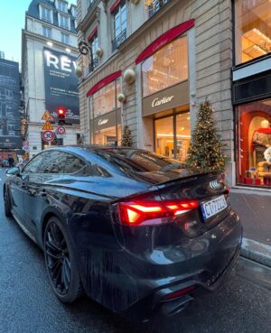 Illan Castronovo Instagram - Joyeux Noël à tout le monde ,je vous aime de tout mon cœur merci d’être là pour moi chaque jour j’essaye de l’être  aussi pour vous au maximum.
Merci à @alpharent74 pour le kiff une semaine en rs5 Ça fait plaisir 🤴🏻