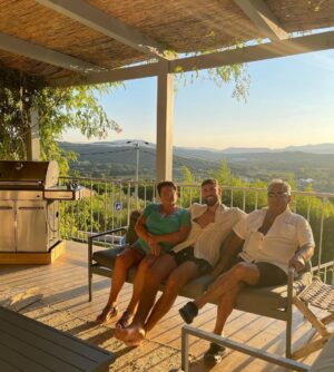 Illan Castronovo Instagram - C’est la première fois que j’emmène mes grands-parents en vacances,
 je suis tellement heureux 🙌🏻❤️profitez de vos proches! je vous aimes🥰 @villazengardens