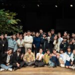 Im Soo-hyang Instagram - 초연 어제 막공을 올렸다 나의 첫 연극을 이렇게 좋은 작품 , 이렇게 좋은 제작진 ,그리고 이렇게 좋은 배우들과 함께 할 수 있었다니 … 난 정말 운이 좋은 배우 인 듯 싶다 나는 정말로 이 작품을 보면서 많이 울었다 모니터와 응원 겸 나 말고 다른 페어의 공연이나 리허설을 보고 있으면 정말 많은 생각이 들고 네 자매 그리고 가마쿠라 사람들이 살아가는 삶의 방식이 그렇게 따뜻하고 먹먹하더라 죽음을 겪은 남아있는 사람들의 이야기가 어쩌면 나의 이야기같고 내가 앞으로 어떻게 살아가야 할지 어떤 마음가짐으로 나아가야할지, 풀리지 않는 퍼즐의 한조각을 건네주는 기분이랄까 내가 받은 이 묘하고 뜻깊은 그렇지만 복잡하고 따뜻했던 이 기분을 잘 표현해서 관객들에게 드리고 싶었다. 잘 했는지는 모르겠지만..그래도 많은 분들이 잘 봐주신 것 같아 뿌듯한 마음이 든다 요시노를 연기할 수 있어서 너무 행복했다 정말 많은 분들이 공연을 보고 가주셨다 친한 지인들 부터 가족들 많은 관계자분들 많은 선배님들 후배님들까지 ..보러와주시는 것만으로도 감사한데 선물들에 좋은 이야기도 많이 해주시고 감사한마음이 많이든다 무엇보다 우리 팬들 진짜 고맙고 든든했다 사실 실제로 만날 기회가 배우들은 많지 않은데 연극하니까 팬들도 만나고 진짜 좋더라 매번 먼길 찾아와준 팬들 너무너무 고맙고 사랑한다 그리고 바닷마을다이어리 가마쿠라사람들과 함께 울고 웃어주신 우리 관객분들도 너무 감사하다 매번 커튼콜할 때 관객분들 얼굴이 비로소 보여 한분 한분 표정들을 봤었더랬다 그래도 다들 행복하고 뭉클해보이셔서 다행이라고 생각이 드는 동시에 거기서 오는 희열이 있더라 뭔가 서로 에너지를 주고 받고 교감 할 수 있었다고 해야하나?? 우리 공연의 마지막 조각은 관객이었던 것 같다 요시노의 말을 빌리자면 지금이 그런 느낌인건가 싶다 뜻하지 않게 조각하나 찾은 느낌..🤍