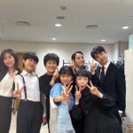 Im Soo-hyang Instagram - 초연 어제 막공을 올렸다 나의 첫 연극을 이렇게 좋은 작품 , 이렇게 좋은 제작진 ,그리고 이렇게 좋은 배우들과 함께 할 수 있었다니 … 난 정말 운이 좋은 배우 인 듯 싶다 나는 정말로 이 작품을 보면서 많이 울었다 모니터와 응원 겸 나 말고 다른 페어의 공연이나 리허설을 보고 있으면 정말 많은 생각이 들고 네 자매 그리고 가마쿠라 사람들이 살아가는 삶의 방식이 그렇게 따뜻하고 먹먹하더라 죽음을 겪은 남아있는 사람들의 이야기가 어쩌면 나의 이야기같고 내가 앞으로 어떻게 살아가야 할지 어떤 마음가짐으로 나아가야할지, 풀리지 않는 퍼즐의 한조각을 건네주는 기분이랄까 내가 받은 이 묘하고 뜻깊은 그렇지만 복잡하고 따뜻했던 이 기분을 잘 표현해서 관객들에게 드리고 싶었다. 잘 했는지는 모르겠지만..그래도 많은 분들이 잘 봐주신 것 같아 뿌듯한 마음이 든다 요시노를 연기할 수 있어서 너무 행복했다 정말 많은 분들이 공연을 보고 가주셨다 친한 지인들 부터 가족들 많은 관계자분들 많은 선배님들 후배님들까지 ..보러와주시는 것만으로도 감사한데 선물들에 좋은 이야기도 많이 해주시고 감사한마음이 많이든다 무엇보다 우리 팬들 진짜 고맙고 든든했다 사실 실제로 만날 기회가 배우들은 많지 않은데 연극하니까 팬들도 만나고 진짜 좋더라 매번 먼길 찾아와준 팬들 너무너무 고맙고 사랑한다 그리고 바닷마을다이어리 가마쿠라사람들과 함께 울고 웃어주신 우리 관객분들도 너무 감사하다 매번 커튼콜할 때 관객분들 얼굴이 비로소 보여 한분 한분 표정들을 봤었더랬다 그래도 다들 행복하고 뭉클해보이셔서 다행이라고 생각이 드는 동시에 거기서 오는 희열이 있더라 뭔가 서로 에너지를 주고 받고 교감 할 수 있었다고 해야하나?? 우리 공연의 마지막 조각은 관객이었던 것 같다 요시노의 말을 빌리자면 지금이 그런 느낌인건가 싶다 뜻하지 않게 조각하나 찾은 느낌..🤍